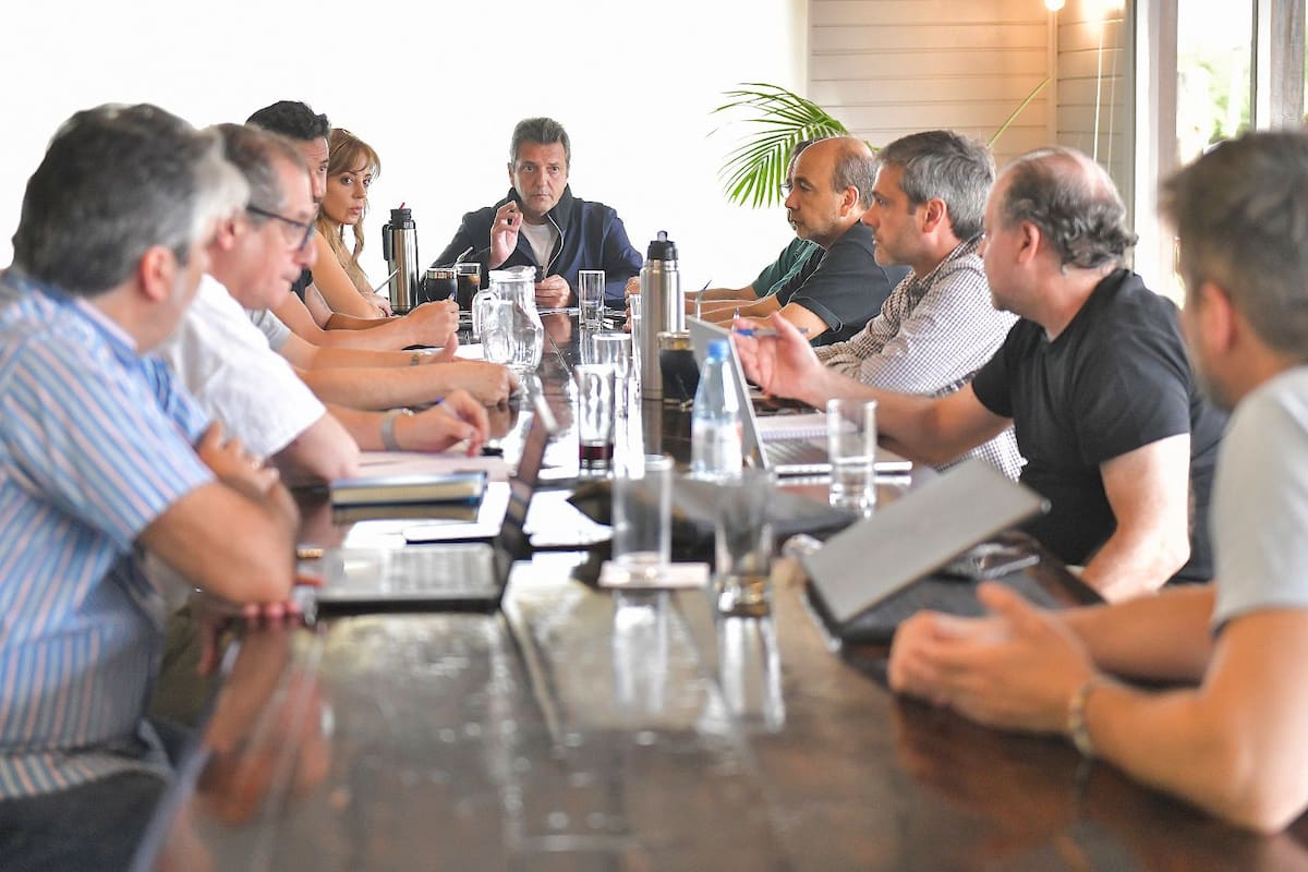 Massa en la reunión de trabajo en San Fernando, con Leonardo Madcur, Marco Lavagna, Flavia Royon, Matías Tombolini, Lisandro Cleri, Germán Cervantes y
Guillermo Michel y Eduardo Setti
