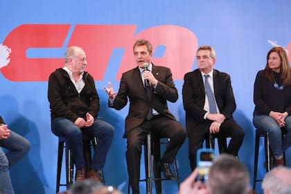Massa, en un acto con la CTA, antes de las PASO; la central obrera lo presiona por un bono de $75.000 y cuestiona su alineamiento con el FMI