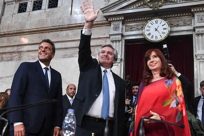 Massa, Fernández y Cristina Kirchner, en la Asamblea Legislativa de 2020