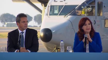 Massa, junto a Cristina Kirchner, ayer en la Aeroestación Militar Aeroparque