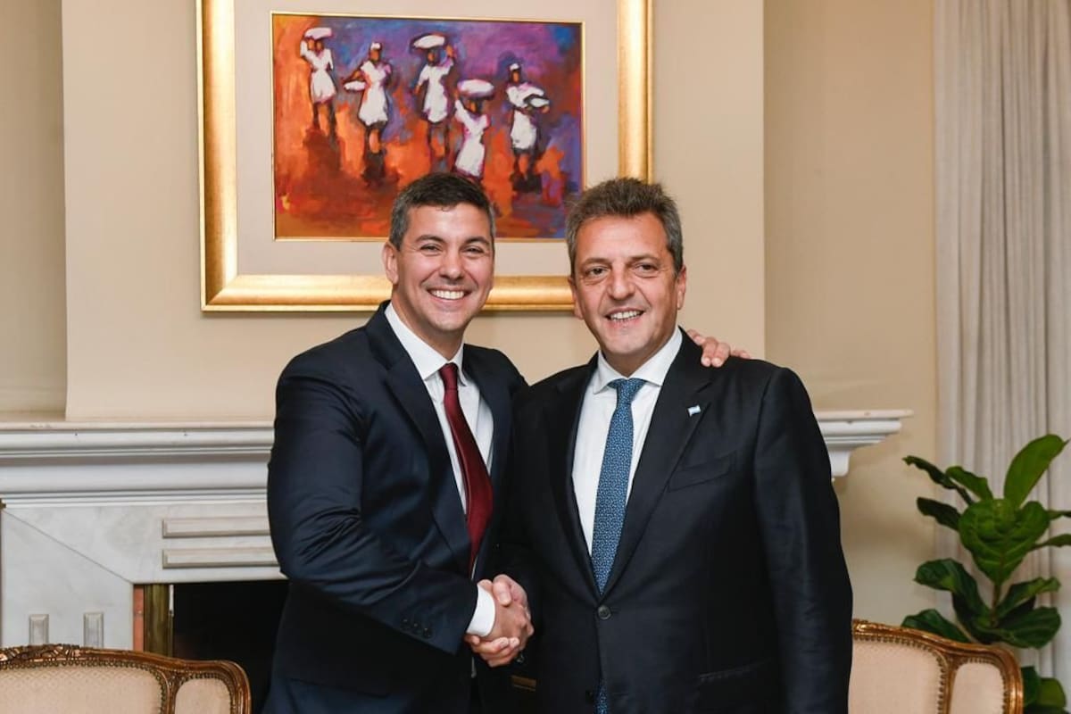 Massa junto a Peña, ayer, en Paraguay