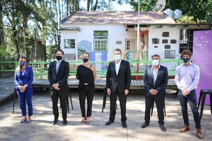 Malena Galmarini (titular de Aysa), Nicolás Trotta (ministro de Educación), la directora de la Escuela Secundaria N°12, Sergio Massa (presidente de la Cámara de Diputados), Claudio Ambrosini (titular del Enacom) y Juan Andreotti (intendente de San Fernando), durante el lanzamiento del programa Delta Conectado, que recibió recursos del fondo de Servicio Universal