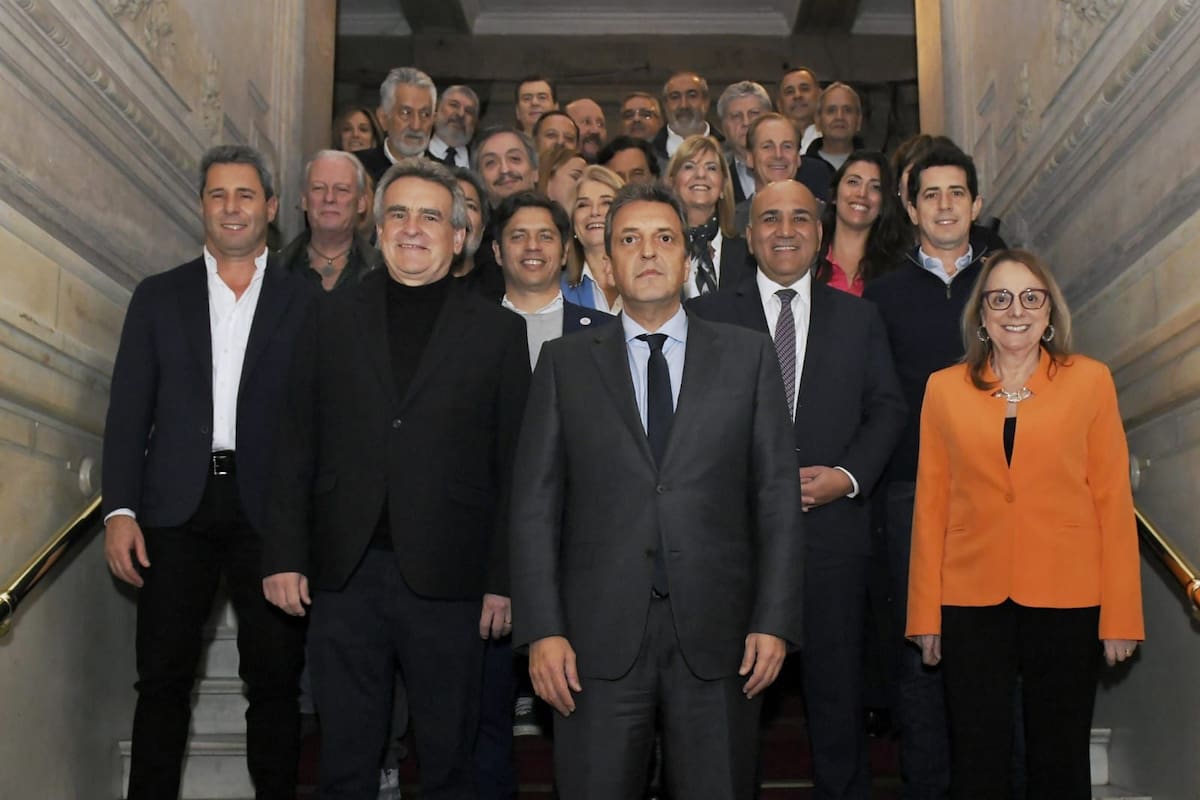 Massa, Rossi, los gobernadores del PJ, Máximo Kirchner y dirigentes de la CGT