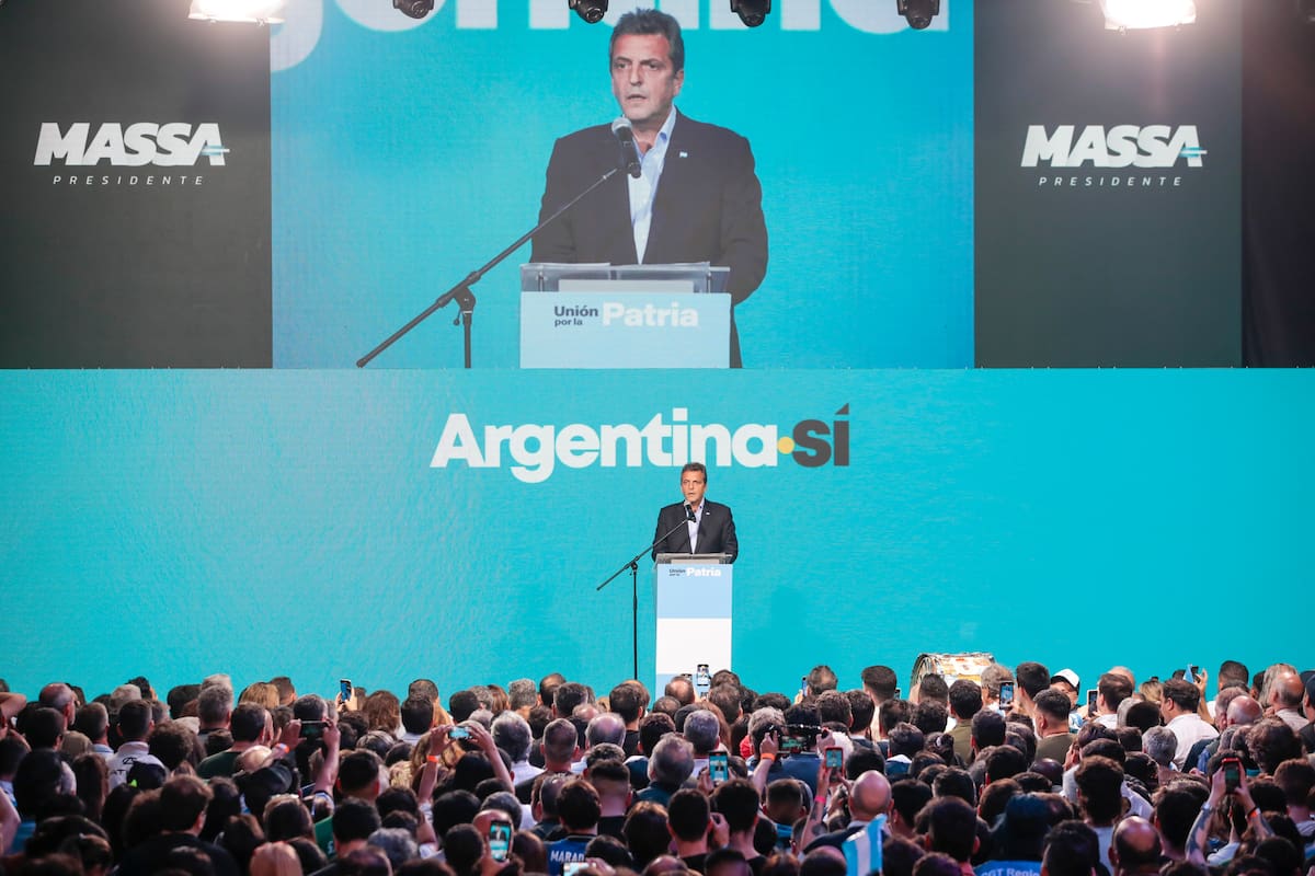 Massa, solo en el escenario del búnker de Unión por la Patria durante el primer tramo de su discurso tras la victoria electoral que obtuvo en las elecciones generales