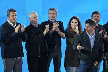 Massa, Taiana, Máximo Kirchner, Vanesa Silei, Kicillof y Grabois, tras la derrota del 26 de octubre (AFP)