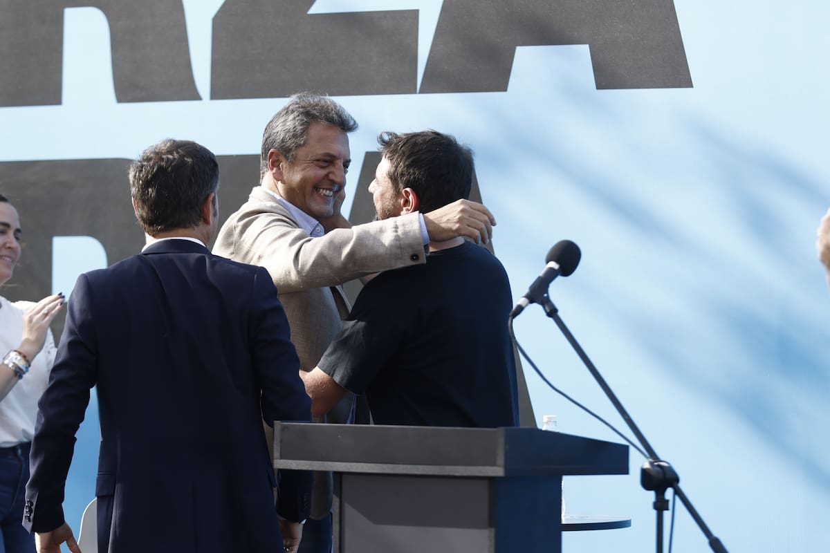 Massa y Grabois se abrazan frente a Kicillof, este jueves en San Martín