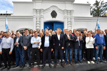 Massa y los gobernadores frente a la Casa de Tucumán