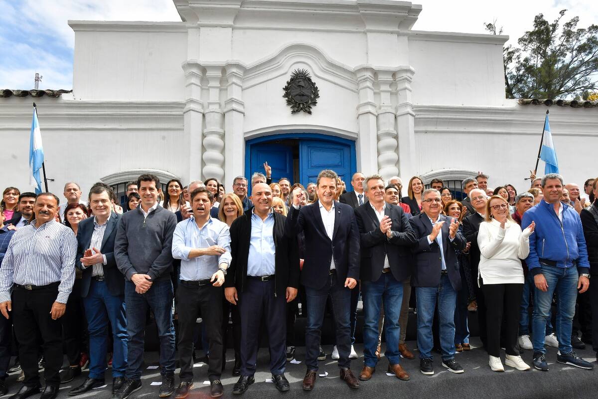 Massa y los gobernadores frente a la Casa de Tucumán