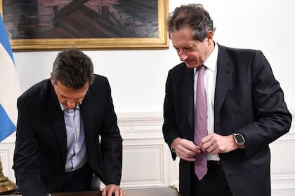 El ministro Sergio Massa junto al jefe del BCRA, Miguel Pesce, tratando que el "Plan Llegar" no descarrile