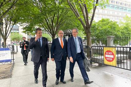 Massa y Pesce, los administradores de los dólares, hace unos días en Washington junto al embajador Jorge Argüello