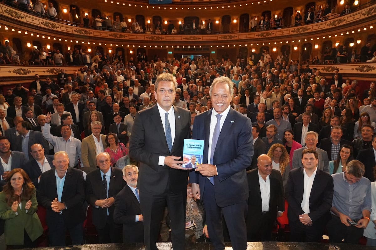Massa y Scioli durante la presentación del libro de este último, este lunes en el Teatro Avenida