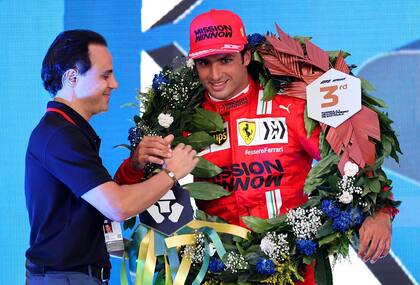Massa y uno de sus sucesores en Ferrari, Carlos Sainz (h.), que este viernes realizó el mejor giro en los entrenamientos del Gran Premio de Italia.