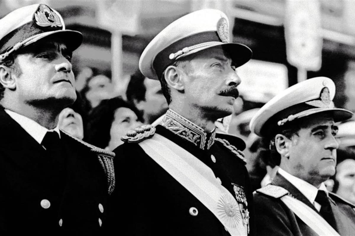 Massera, Videla y Agosti. El general fue el hombre fuerte de una dictadura que buscó "disciplinar a una sociedad anarquizada"