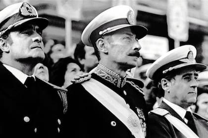 Massera, Videla y Agosti. El general fue el hombre fuerte de una dictadura que buscó "disciplinar a una sociedad anarquizada"