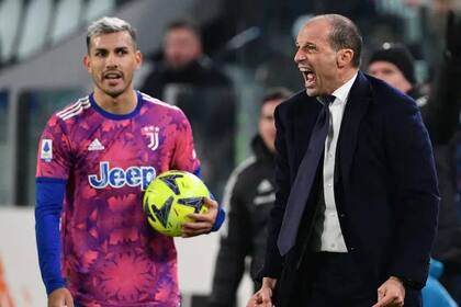 Massimiliano Allegri grita, Leandro Paredes lo mira de reojo, durante un partido de la Juvwentus. El DT y el volante discutieron en un entrenamiento