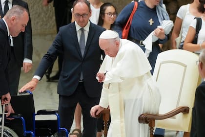Massimiliano Strappetti (atrás del Papa), junto a Francisco durante la audiencia general semanal en el Vaticano, el miércoles 3 de agosto de 2022