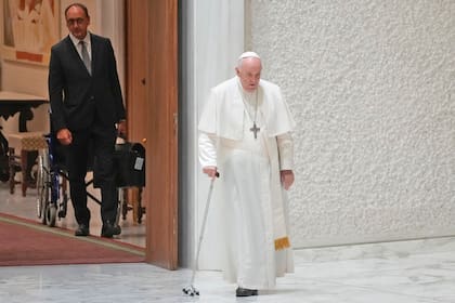 Massimiliano Strappetti, a la izquierda, sigue de cerca y con atención cada paso del Papa