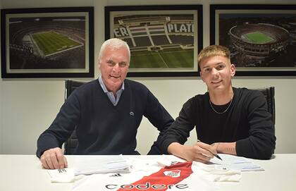 Mastantuono firmó su primer contrato profesional con River en 2023.