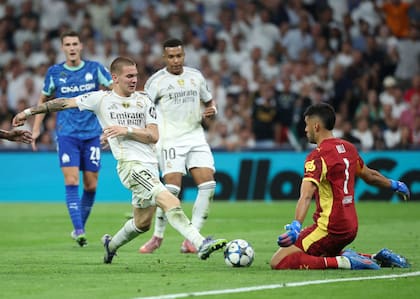 Mastantuono intenta definir ante la salida de Rulli (Olympique Marsella), en el que fue su debut en la Champions League, a mediados de septiembre