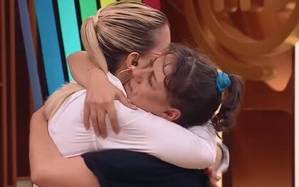 El abrazo de Wanda Nara y Julia Calvo, en la eliminación de la actriz del programa