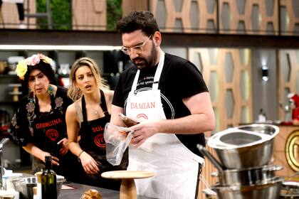MasterChef Celebrity: Damián Betular guió a las tres semifinalistas y cocinó a la par una de sus especialidades de pastelería