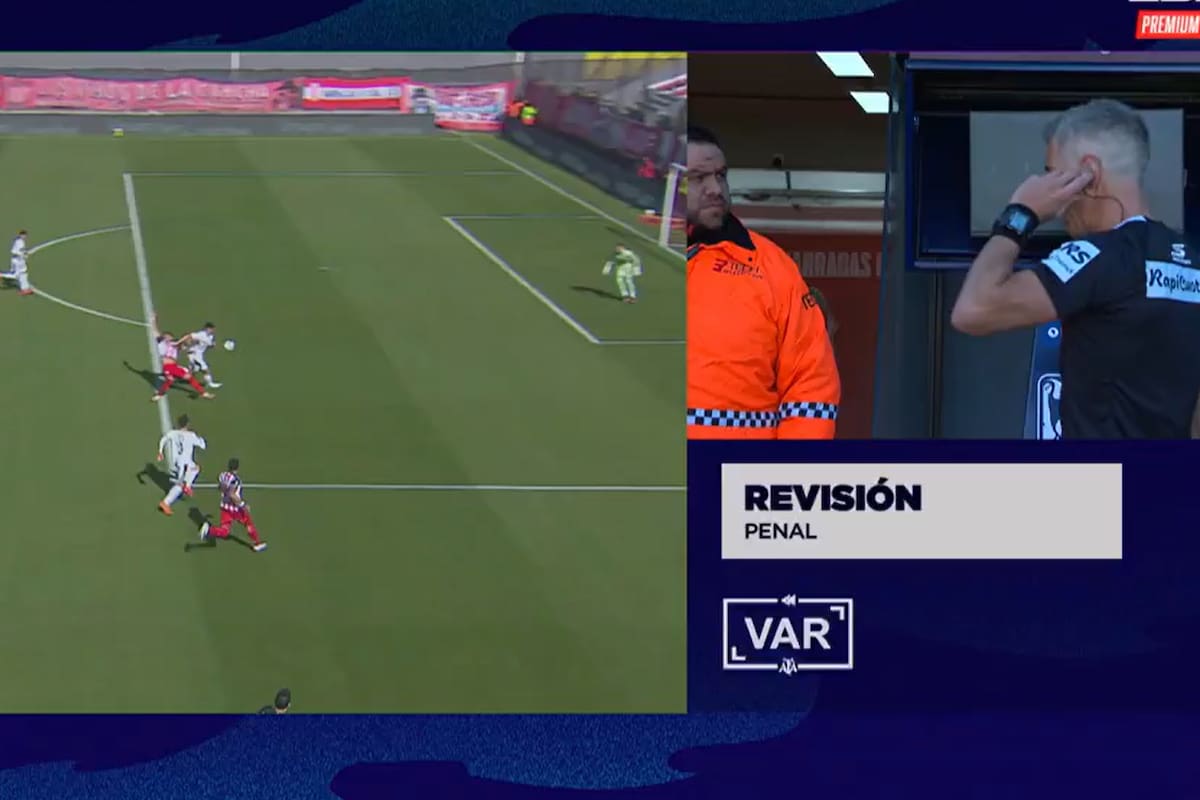 Mastrángelo, en el VAR, observando la acción en la que luego decidió cobrar penal