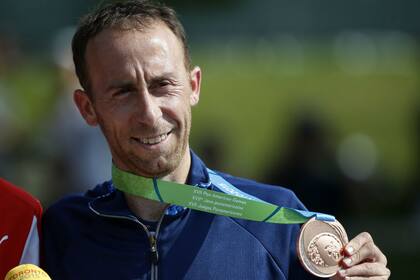 Mastromarino con la medalla; pasaron muchos años hasta que un atleta consiguió una en maratón
