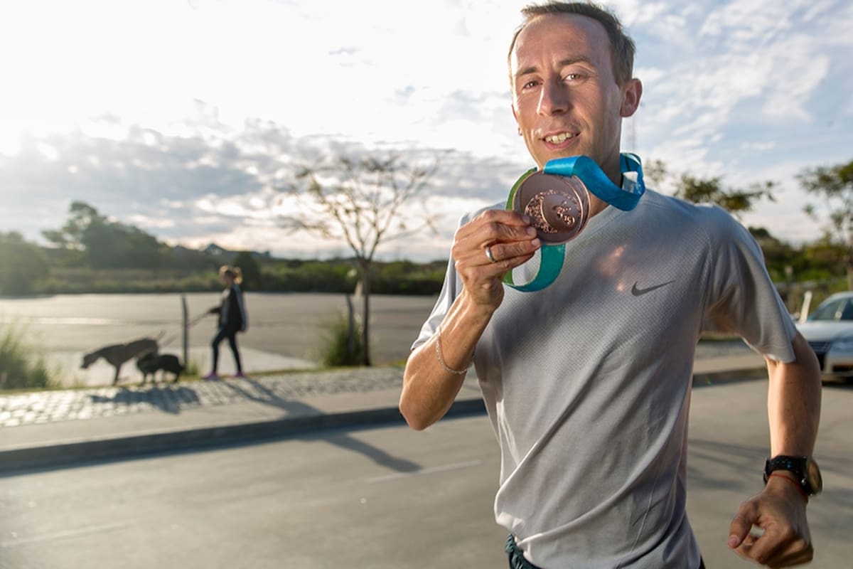Mastromarino luciendo la medalla de bronce que ganó en Toronto 2015