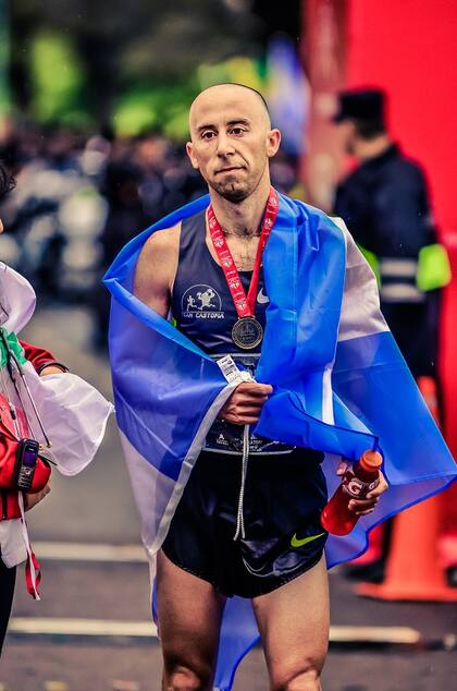Mastromarino, tras salir 7° en la maratón de Buenos Aires 2012, en su debut en la distancia (2h20m51s)