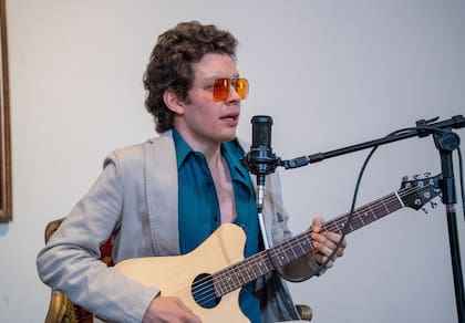Mat Alba, que fue telonero de Paul McCartney en River, tocó ayer en el final de la presentación de Cancillería; es uno de los artistas que integra los DAC