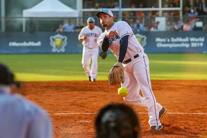 Mata Carabajal haciendo su trabajo de pitcher en la final del Mundial, frente a Japón.