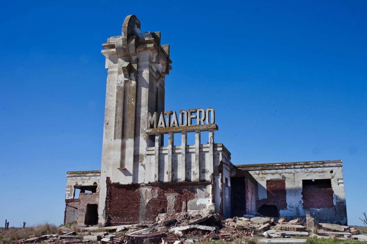 Escapada: el matadero realizado por Francisco Salamone, símbolo de Epecuén