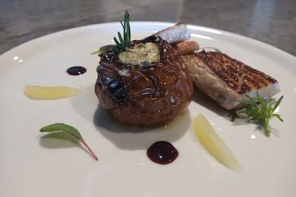 Matambrito de cerdo marinado con ketchup de rosa mosqueta y peras asadas.