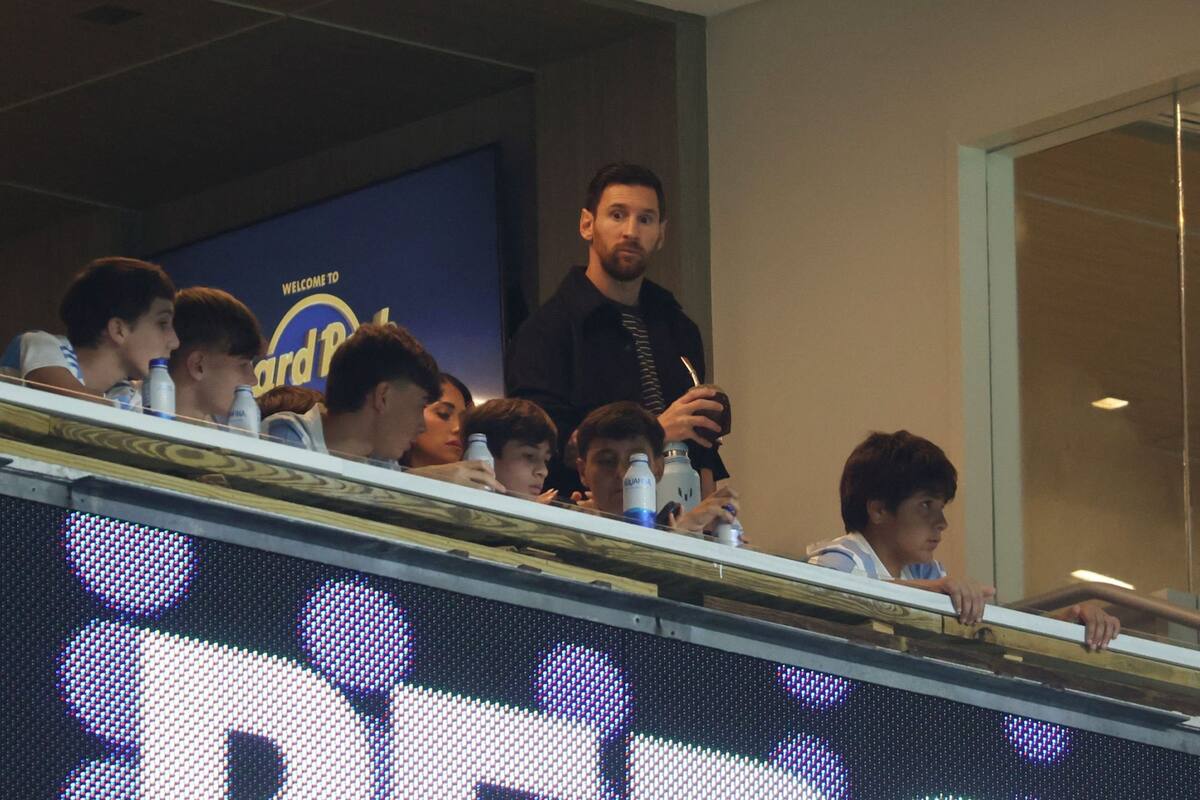 Mate en mano, Lionel Messi sigue Argentina vs. Venezuela desde un palco en Miami; no actuó por decisión de Lionel Scaloni, según el entrenador.