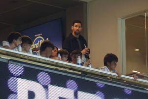 Mate en mano, Lionel Messi sigue Argentina vs. Venezuela desde un palco en Miami; no actuó por decisión de Lionel Scaloni, según el entrenador.