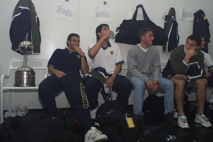 Matellán, Traverso, Cristian Muñoz (tercer arquero), Nicolás Burdisso y Gustavo Barros Schelotto; encima de ellos, en las paredes, las fotocopias que había pegado Bianchi con la nota del Diario LA NACION y el título de Felipão Scolari, DT de Palmeiras: "Ya nos sentimos campeones"