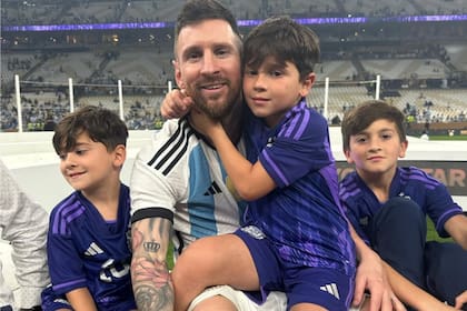 Mateo abraza a su papá tras conquistar el Mundial