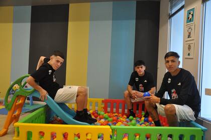 Mateo Apolonio, el jugador de 14 años de Riestra que hace su primera experiencia en primera división