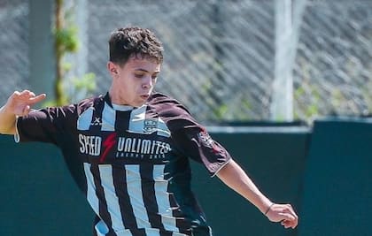 Mateo Apolonio, lateral izquierdo de 14 años de Deportivo Riestra