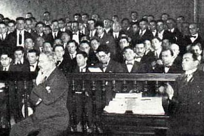Mateo Banks se toma el mentón durante el juicio en julio de 1924; a su lado, su abogado, el Dr. Larraín
