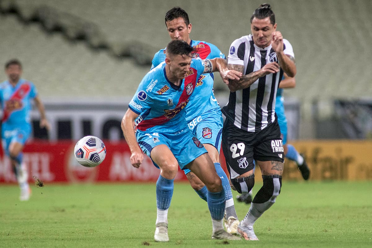 Mateo Carabajal forcejea con Viníciusen el 0-0 de Arsenal con Ceará en Fortaleza por la Copa Sudamericana; el capitán y defensor argentino fue amonestado, y el mediocampista brasileño, reemplazado.