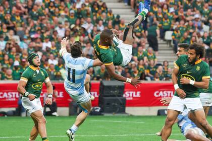 Mateo Carreras hace volar a Aphelele Fassi; el argentino recibió la tarjeta amarilla y condicionó a los Pumas frente a Sudáfrica, en el desenlace del Rugby Championship.