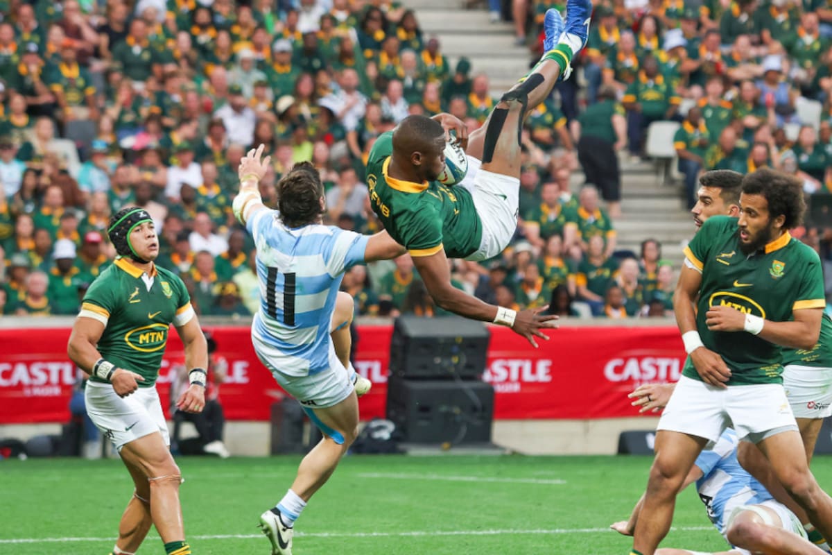 Mateo Carreras hace volar por el aire a Fassi; el argentino recibió la amarilla por esta acción
