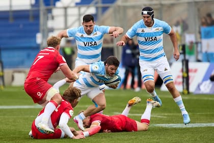Mateo Carreras quiebra un par de cinturas, escoltado por Guido Petti Pagadizábal y Matías Alemanno; cuando los Pumas impusieron su juego marcaron claras diferencias.