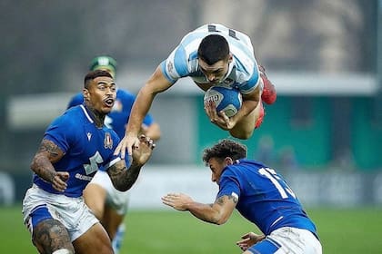 Mateo Carreras y una acrobacia con la camiseta de los Pumas