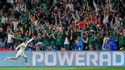Mateo Chávez festeja con los hinchas la apertura del marcador: México se impuso por 3 a 0 sobre República Checa, que se despidió de la Copa del Mundo