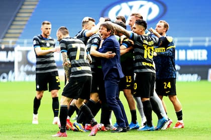 Mateo Darmian celebra tras anotar el gol de la victoria de Inter sobre Hellas Verona