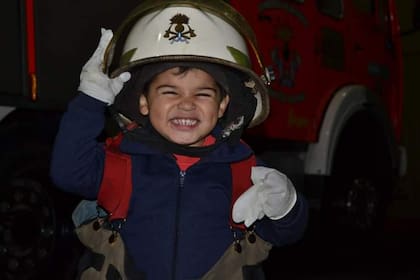Mateo, el hijo de Sabrina Silva tiene 5 años y la acompaña al cuartel cada vez que suena la sirena