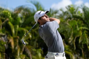Mateo Fernández de Oliveira pega en el tee del hoyo 13; es el mejor argentino tras la segunda vuelta del LAAC