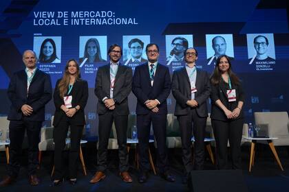 Mateo Hermida (Capital Market), Pilar Tavella (Balanz), Diego Martínez Burzaco (Inviu), Pedro Siaba Serrate (PPI), Maximiliano Donzelli (IOL Inversiones) y Estefanía Pozzo (Buenos Aires Herald)